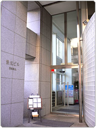 京都校のビル入り口